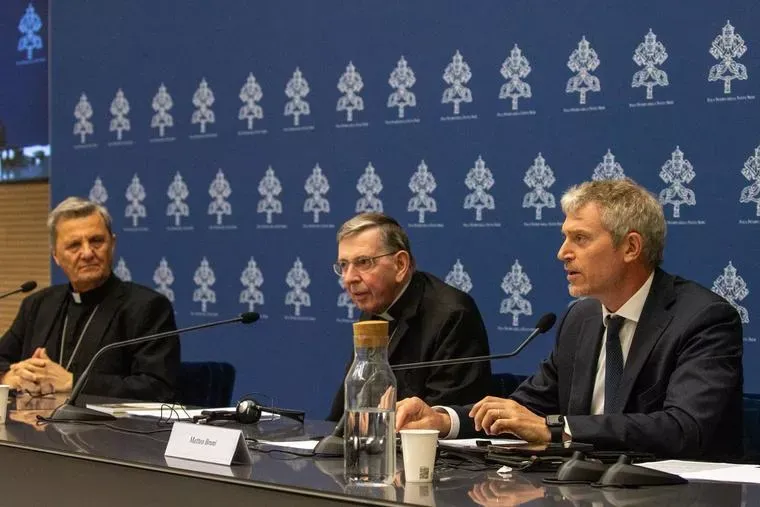 Le cardinal Mario Grech, le cardinal Kurt Koch et le secrétaire de presse du Saint-Siège Matteo Bruni lors de la présentation du nouveau document le 13 juin 2024. (photo : Daniel Ibanez/CNA / EWTN)