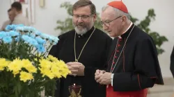 Le secrétaire d'État du Vatican, le cardinal Pietro Parolin, rencontre l'archevêque majeur Sviatoslav Shevchuk à la cathédrale de la Résurrection du Christ à Kiev, le dimanche 21 juillet 2024. / 