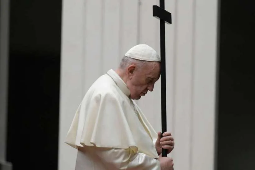 Pendant Le Chemin De Croix Du Vendredi Saint Le Pape François Prie Pour Ceux Qui Servent Les