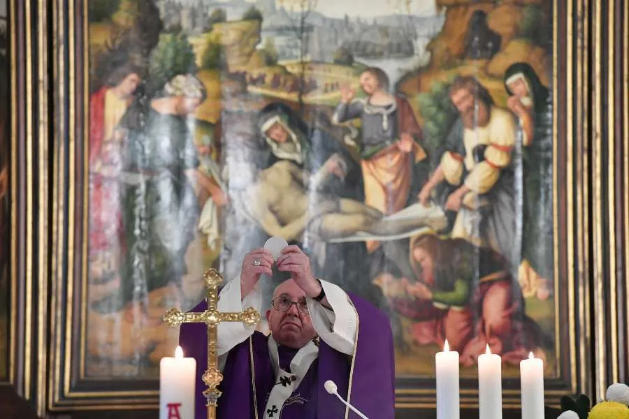 Le Pape François a célébré la messe pour les fidèles défunts, lundi 2 novembre 2020, depuis la chapelle du Cimetière teutonique du Vatican. Vatican Media