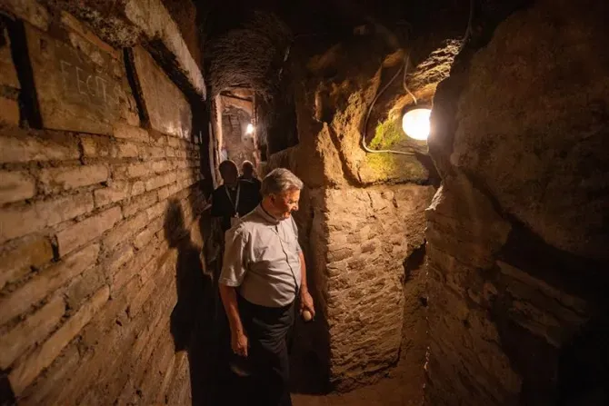 Les délégués du Synode de la synodalité visitent les catacombes de Saint Sébastien. Rome, Italie, 13 octobre 2023. | Crédit : Daniel Ibanez