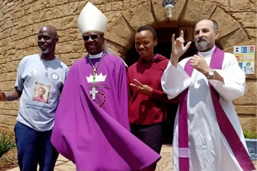 Mgr Dabula Mpako et le père Mark James OP signent pour le congrès des sourds catholiques à Lumko, Benoni. 21 décembre 2022. Crédit : SACBC