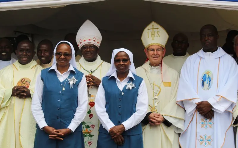 Sœur Mary Kioko (à gauche) et Sœur Rosemary Mwaiwa, qui ont célébré leur jubilé d'argent le vendredi 14 juin, posent pour une photo avec Mgr Peter Makau, évêque élu du diocèse catholique d'Isiolo au Kenya, Mgr Paul Kariuki Njiru du diocèse catholique de Wote au Kenya et Mgr Rodrigo Mejía Saldarriaga, vicaire apostolique émérite de Soddo, en Éthiopie. Crédit : ACI Afrique