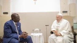 Le président du Kenya, William Ruto, avec le pape François à Rome. Crédit : Vatican Media / 