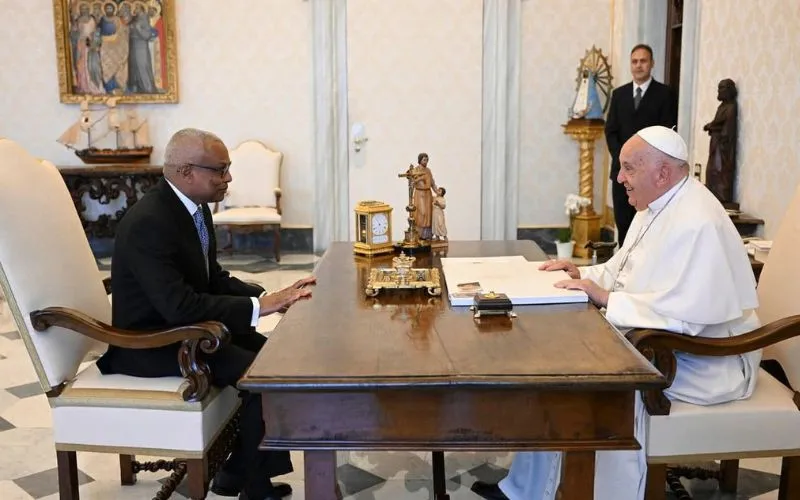 Le président du Cap-Vert, José Maria Pereira Neves, avec le pape François à Rome. Crédit : Vatican Media / 