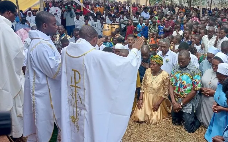 Le père Revocatus Baraka, récemment ordonné dans le diocèse de Rulenge-Ngara en Tanzanie, bénit la congrégation qui a assisté à son ordination sacerdotale le 14 juin 2024. Crédit : Radio Maria Tanzania