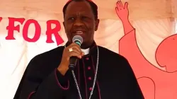 Capture d'écran de Mgr Simon Peter Kamomoe, l'un des trois évêques auxiliaires de l'archidiocèse catholique de Nairobi (ADN) au Kenya, s'exprimant lors de la journée annuelle de remise des prix organisée par l'école catholique Holy Innocent Tassia à Nairobi le 17 juillet 2024. Crédit : Capuchin Tv. / 