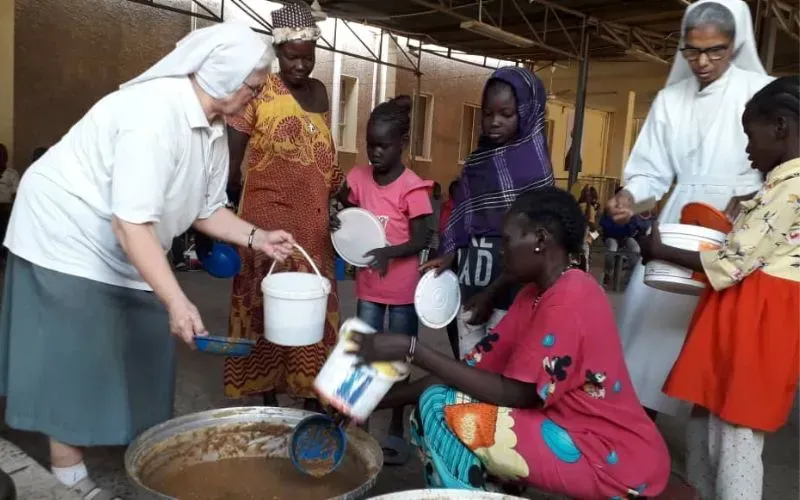 Les sœurs salésiennes du Soudan servent les pauvres et les nécessiteux au milieu d'une guerre brutale au Soudan. La communauté des sœurs, Dar Mariam, a été un refuge pour des centaines de personnes, bien qu'elle ait été endommagée par les tirs et les bombes. Mai 2024.