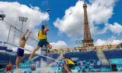 Les joueurs norvégiens Christian Sorum (G), Anders Mol (2e G) et les joueurs australiens Zachery Schubert (2e D) et Thomas Hodges (D) participent à une séance d'entraînement avant l'ouverture des Jeux Olympiques de Paris 2024 au stade de la Tour Eiffel à Paris, le 24 juillet 2024. / 