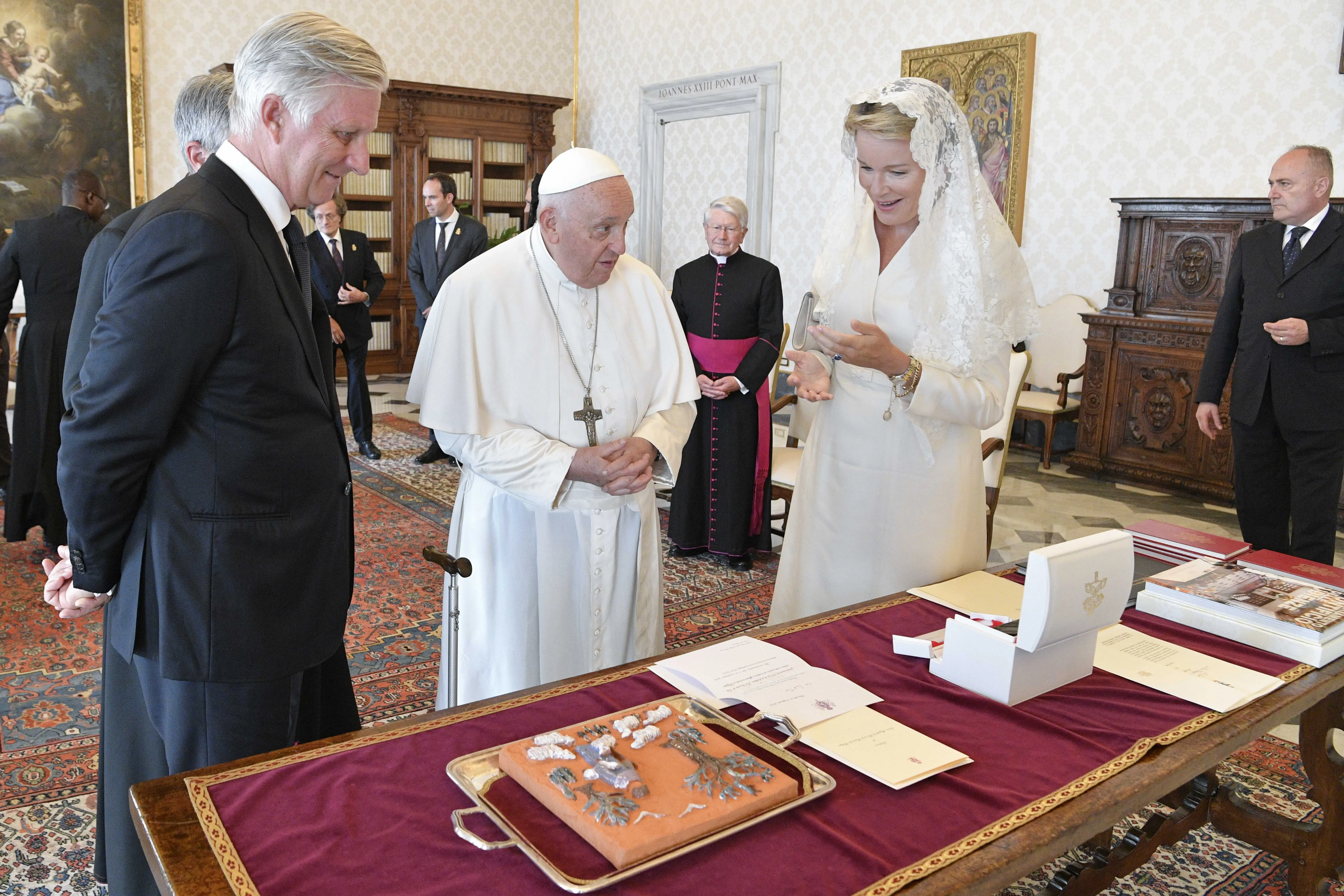 La reine Mathilde de Belgique rencontre le pape François au Palais apostolique du Vatican avec son époux, le roi Philippe des Belges, le 14 septembre 2023.