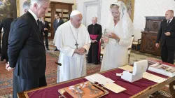 La reine Mathilde de Belgique rencontre le pape François au Palais apostolique du Vatican avec son époux, le roi Philippe des Belges, le 14 septembre 2023. / 
