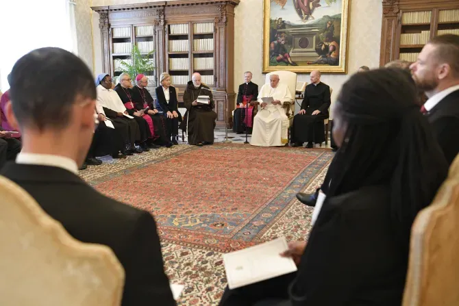 Le pape François rencontre la Commission pontificale pour la protection des mineurs lors d'une audience le 5 mai 2023. | Crédit : Vatican Media