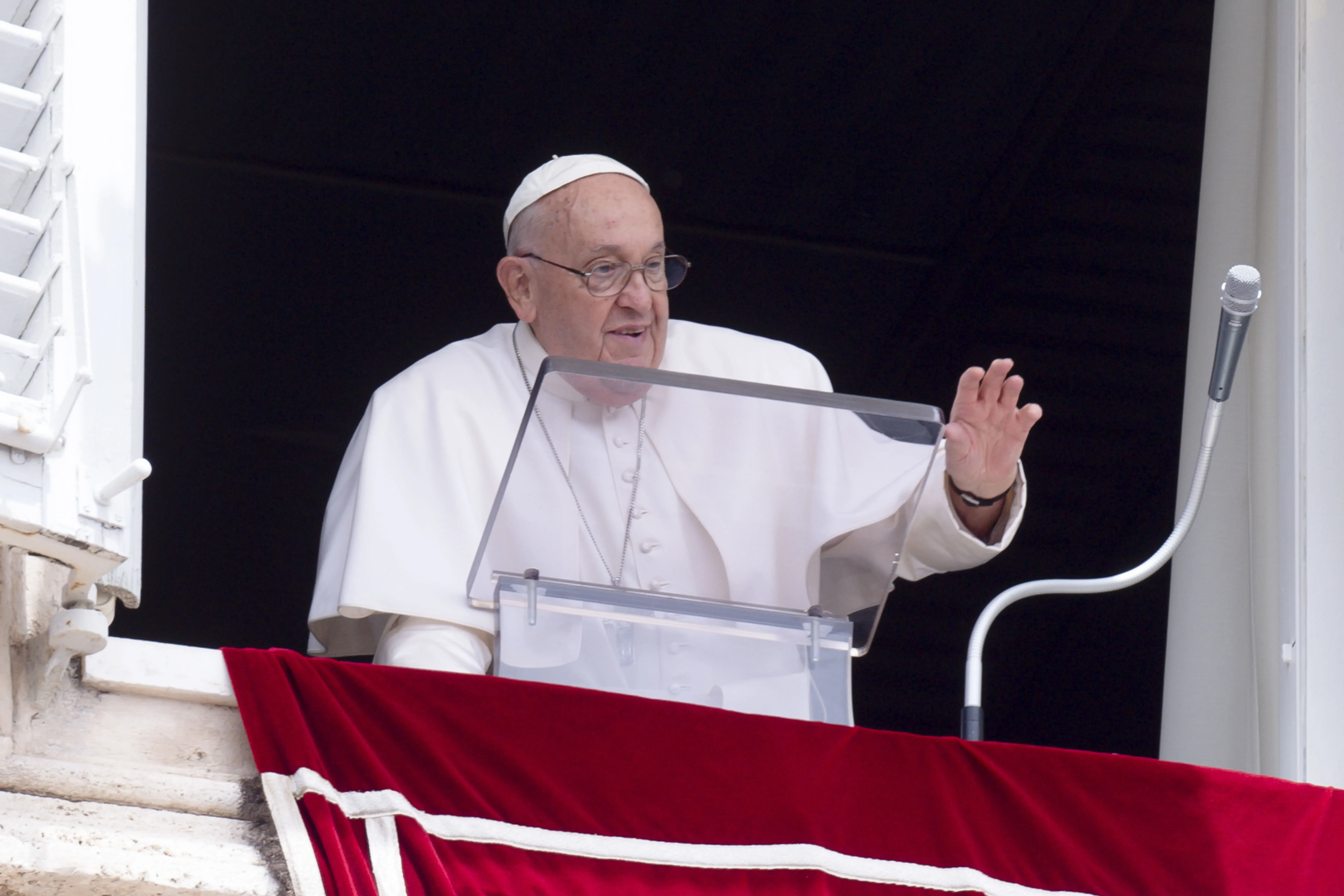 Le pape François salue la foule rassemblée sur la place Saint-Pierre pour écouter son discours de l'Angélus, dimanche 9 juin 2024.