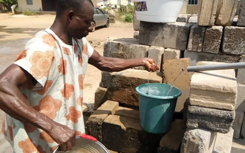 Un membre de la communauté de Nkerefi, dans le diocèse d'Enugu au Nigeria, va chercher de l'eau dans une installation facilitée par les missionnaires salésiens. Agenzia Info Salesiana (ANS)