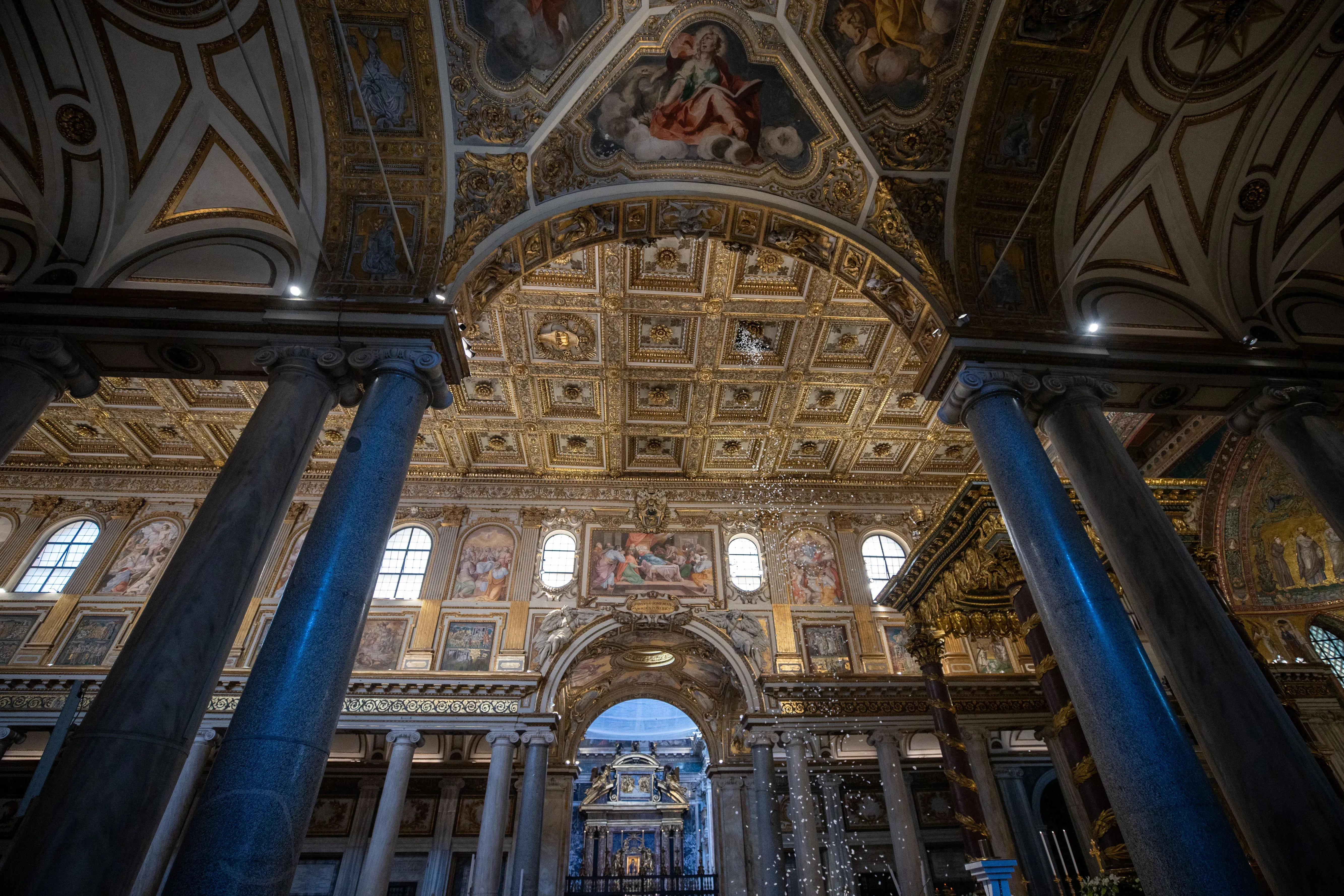 Une reconstitution du miracle de la neige est célébrée avec des pétales de fleurs blanches tombant du plafond de la basilique Sainte-Marie-Majeure à Rome, le 5 août 2024.