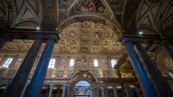 Une reconstitution du miracle de la neige est célébrée avec des pétales de fleurs blanches tombant du plafond de la basilique Sainte-Marie-Majeure à Rome, le 5 août 2024. / 