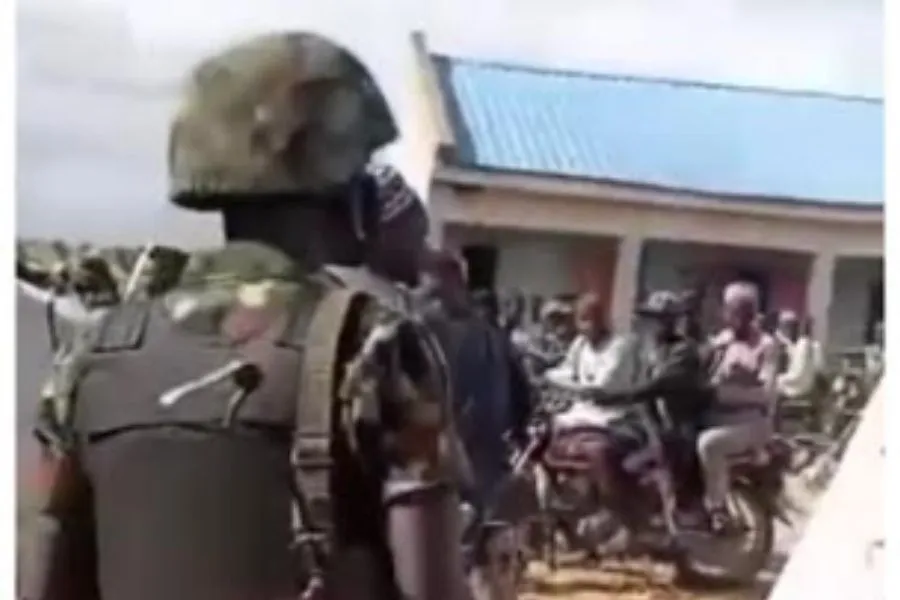 Capture d'une vidéo montrant des soldats nigérians interagissant librement avec des bandits présumés Crédit : The Truth Nigeria