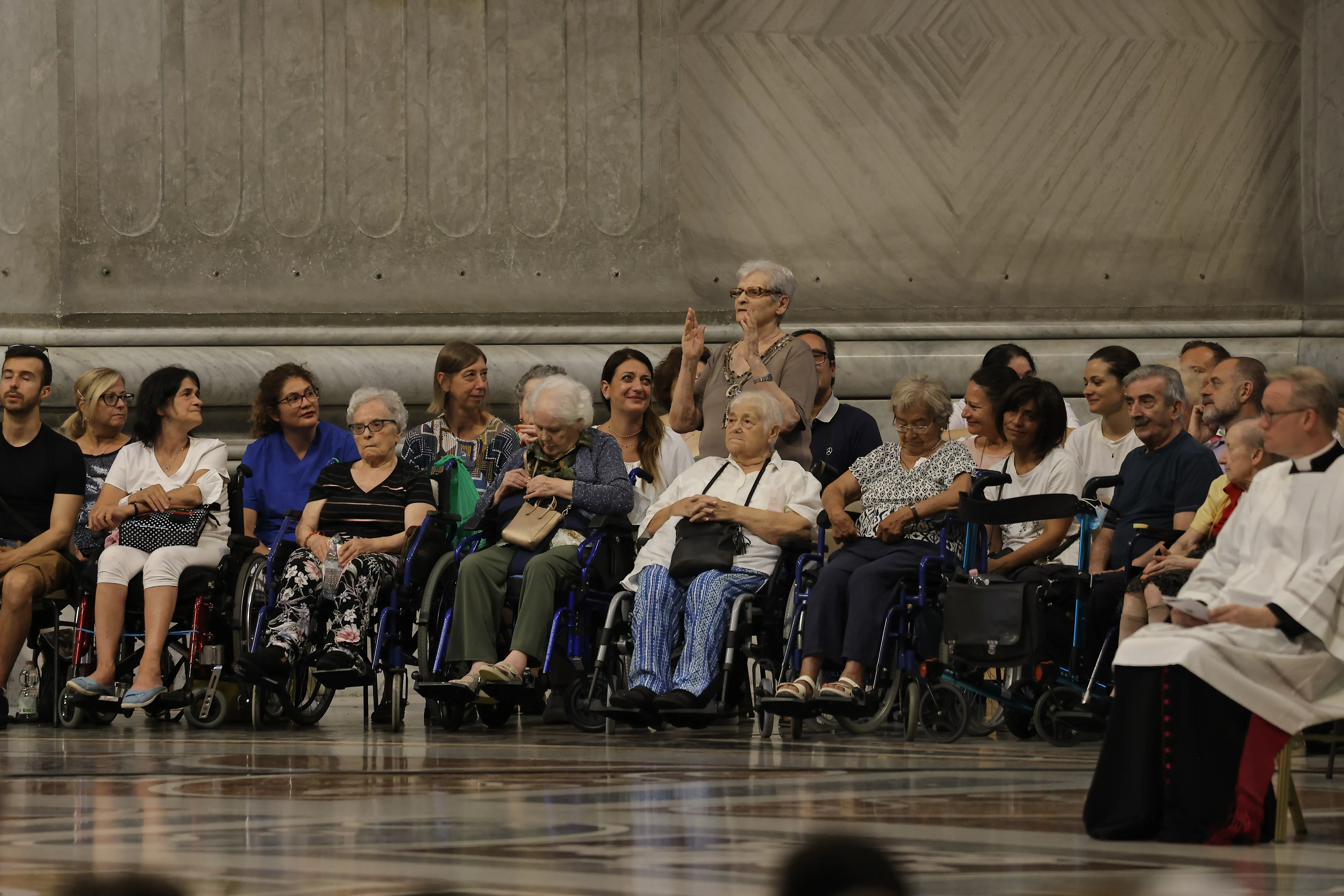 Quelque 6 000 grands-parents et autres personnes âgées ont assisté à la messe papale dans la basilique Saint-Pierre le 23 juillet 2023, à l'occasion de la Journée mondiale des grands-parents et des personnes âgées.