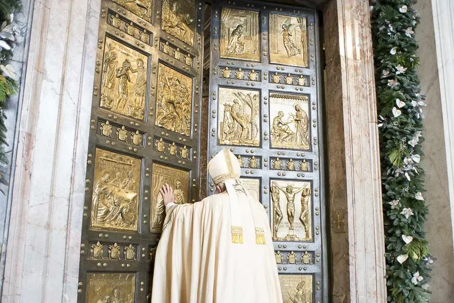 Le pape François ouvre les portes saintes de la basilique Saint-Pierre pour lancer l'Année de la miséricorde, le 8 décembre 2015.