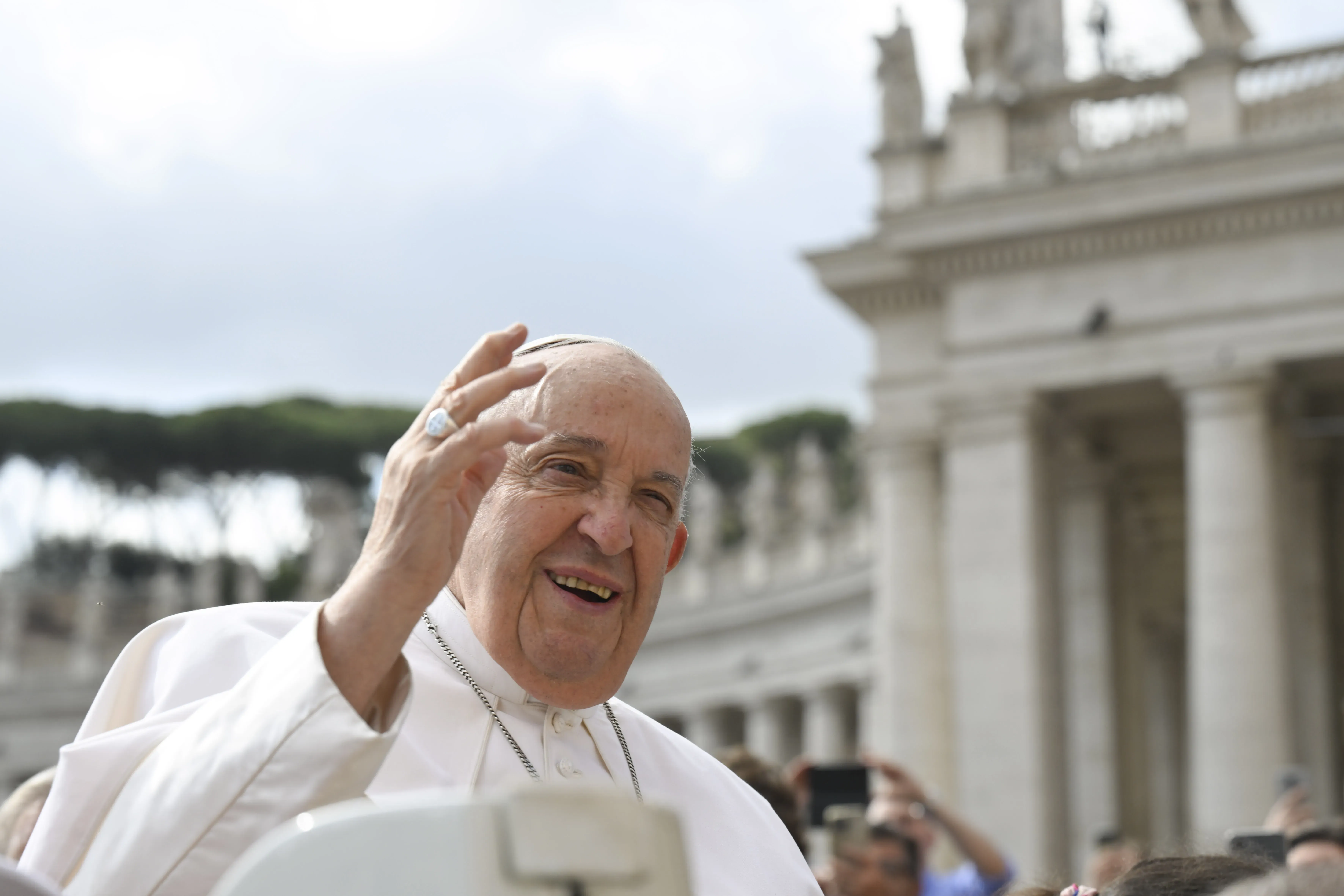 Le pape François salue les pèlerins rassemblés sur la place Saint-Pierre lors de l'audience générale du mercredi 22 mai 2024, au Vatican.