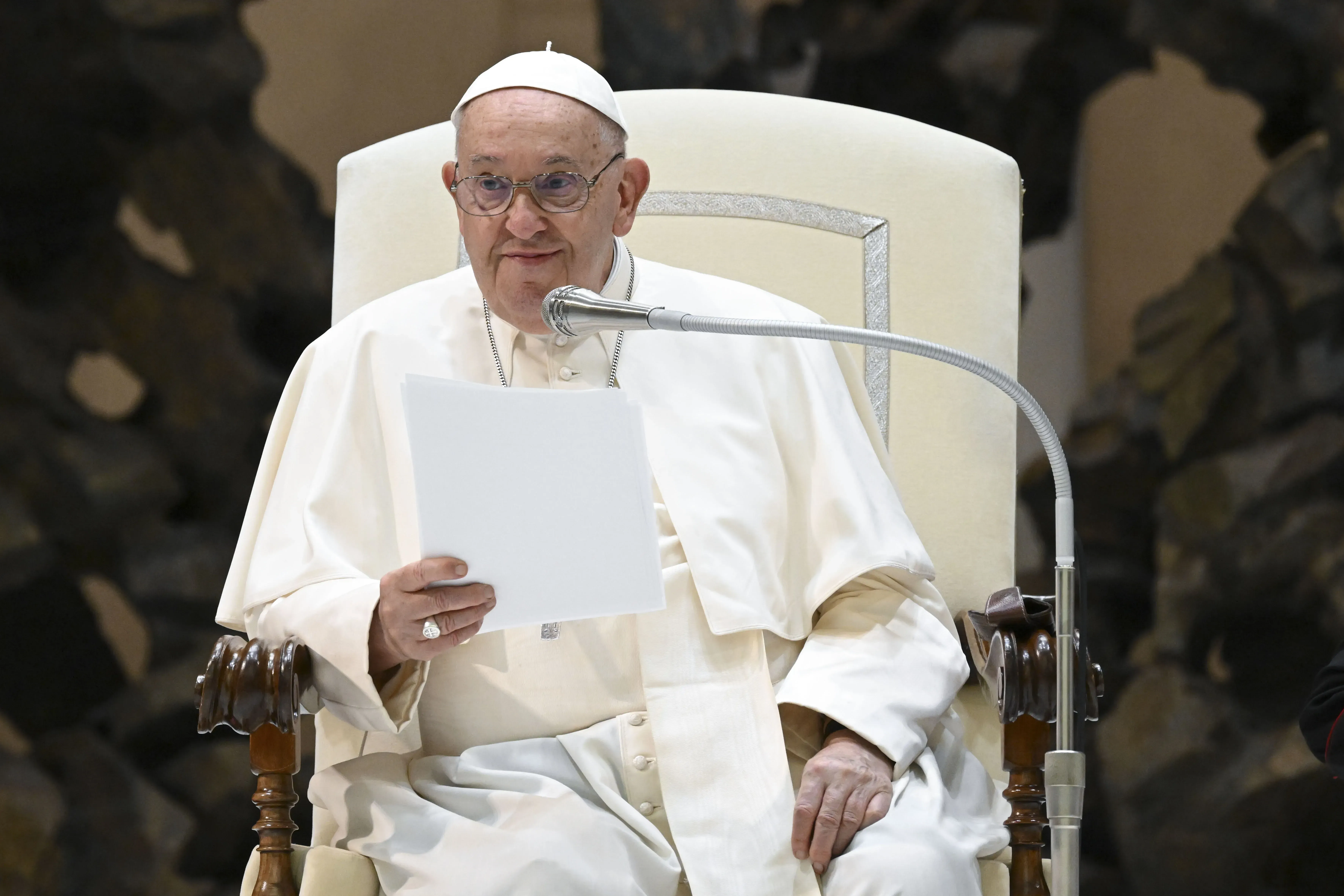 Le pape François s'adresse aux pèlerins rassemblés dans la salle d'audience Paul VI au Vatican lors de l'audience générale du mercredi 7 août 2024.