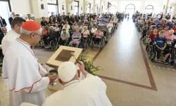 Le pape François s'adresse aux personnes âgées et aux malades lors de sa dernière journée à Singapour, le vendredi 13 septembre 2024, marquant la fin de son voyage apostolique de 12 jours dans quatre pays d'Asie et d'Océanie - le plus long voyage de son pontificat à ce jour. / 