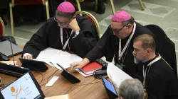 Les délégués votent pour approuver un rapport de synthèse à l'issue du Synode sur la synodalité, le 28 octobre 2023. / 