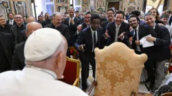 Un groupe de comédiens et d'humoristes, dont Chris Rock et Jimmy Fallon (au centre), partagent un échange léger avec le pape François lors d'une rencontre avec le pape dans le palais apostolique au Vatican, le 14 juin 2024. / 
