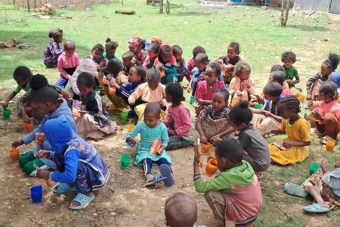 Des écoliers de Tigray, en Ethiopie, mangent des biscuits et du thé fournis par Mary's Meals. | Copyright Mary's Meals