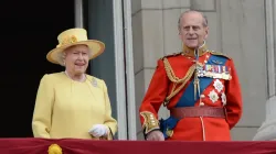 La reine Elizabeth II et le duc d'Édimbourg assistent au Trooping of the Colour à Londres, en Angleterre, le 16 juin 2012./ Catchlight Media/Featureflash via Shutterstock. / 