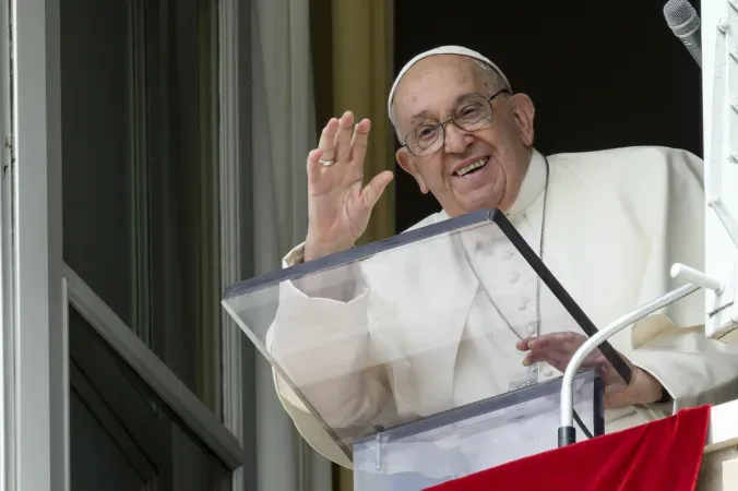 Le pape François salue, depuis une fenêtre du Palais apostolique, la foule rassemblée sur la place Saint-Pierre pour son discours hebdomadaire de l'Angélus, le dimanche 22 septembre 2024.