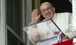 Le pape François salue, depuis une fenêtre du Palais apostolique, la foule rassemblée sur la place Saint-Pierre pour son discours hebdomadaire de l'Angélus, le dimanche 22 septembre 2024. / 