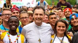 Le 10e successeur de Saint Don Bosco aux Salésiens, le cardinal Ángel Fernández Artime, en compagnie de jeunes salésiens. | / 