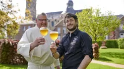 Le père Karel Stautemas, brasseur de l'abbaye, et le maître brasseur Marc-Antoine Sochon portent un toast à l'occasion de l'ouverture de la brasserie de l'abbaye de Grimbergen, en Belgique / PRNewsfoto/Grimbergen. / 