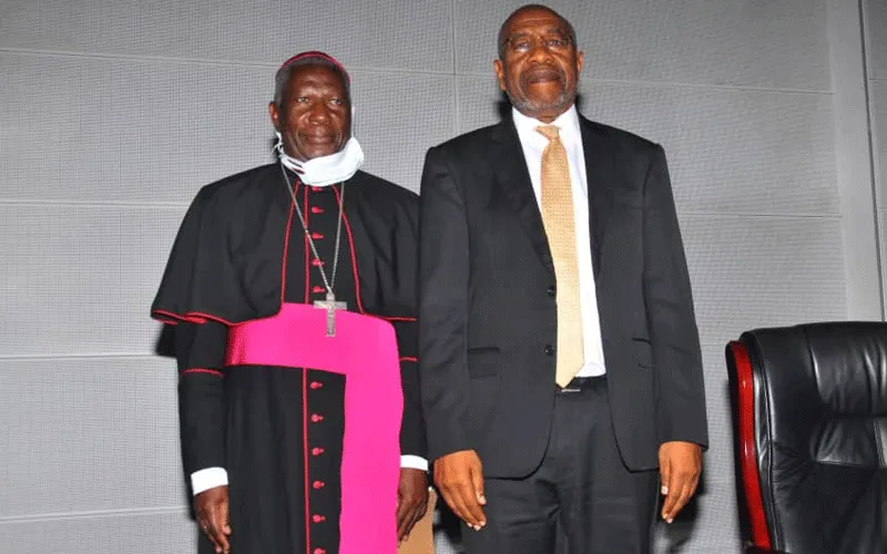 Le Président de la Conférence épiscopale d'Ouganda, Mgr Anthony Zziwa et le Premier ministre, Dr. Ruhakana Rugunda. Domaine Public