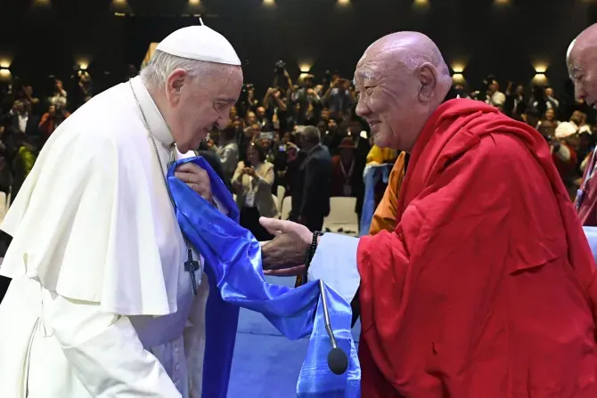 Khamba Nomun Khan, le chef du monastère Gandan à Ulaanbaatar, a accompagné le Pape François lors de son entrée à l'événement de dialogue interreligieux au théâtre Hun en Mongolie, le 3 septembre 2023. | Vatican Media