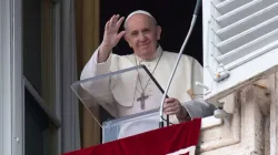 Le Pape François salue de sa fenêtre donnant sur la place Saint-Pierre lors de l'Angélus. / Vatican Media.