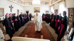 Le pape François rencontre un groupe d'évêques français lors de leur visite ad limina à Rome, le 1er octobre 2021. Vatican Media. / 