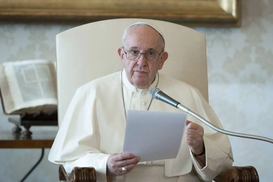 Le pape François lors de l'audience générale dans la bibliothèque apostolique. Vatican Media