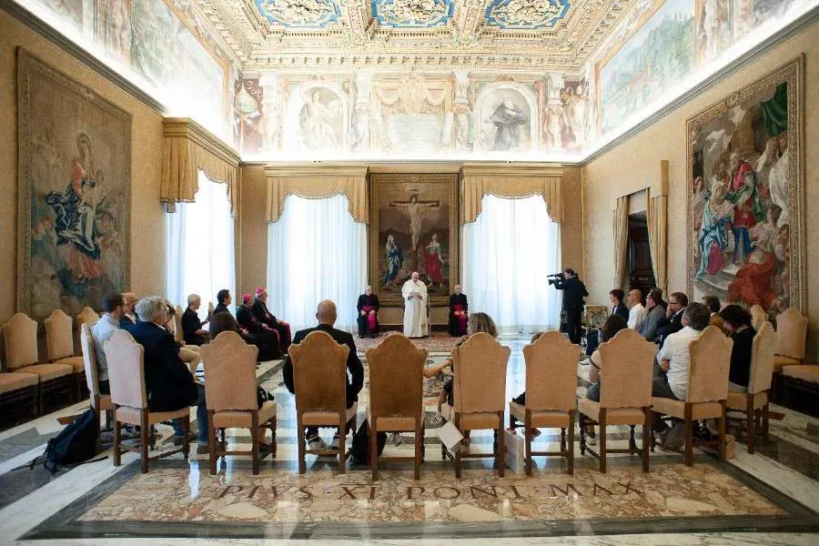 Le Pape François s'adresse aux proches des personnes tuées dans une bousculade de boîtes de nuit en 2018 au Vatican le 12 septembre 2020. / Vatican Media