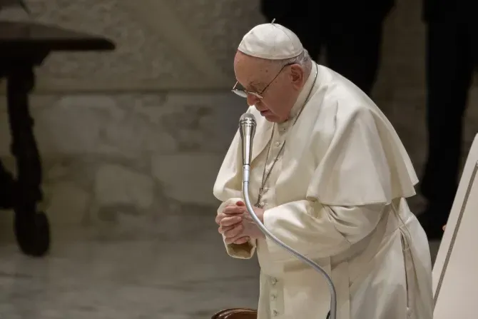 Le Pape François prie pendant son audience générale dans la salle d'audience Paul VI au Vatican le 27 décembre 2023. | Crédit : Vatican Media