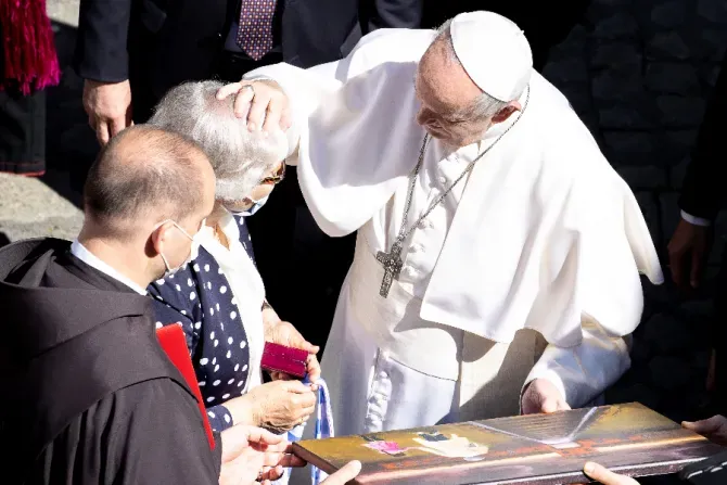 Le pape François bénit Lidia Maksymowicz, survivante d'Auschwitz, dans la cour San Damaso du Palais apostolique, le 26 mai 2021 / Daniel Ibáñez/CNA.