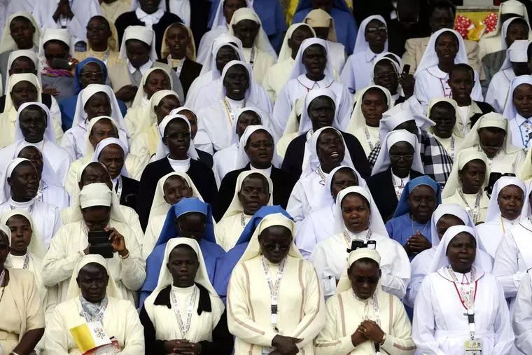 Des religieuses chantent et prient pendant une messe célébrée par le pape François près du sanctuaire des martyrs catholiques de Namugongo, à Kampala, en Ouganda, samedi 28 novembre 2015. (photo : Andrew Medichini / AP)