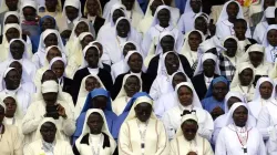 Des religieuses chantent et prient pendant une messe célébrée par le pape François près du sanctuaire des martyrs catholiques de Namugongo, à Kampala, en Ouganda, samedi 28 novembre 2015. (photo : Andrew Medichini / AP) / 