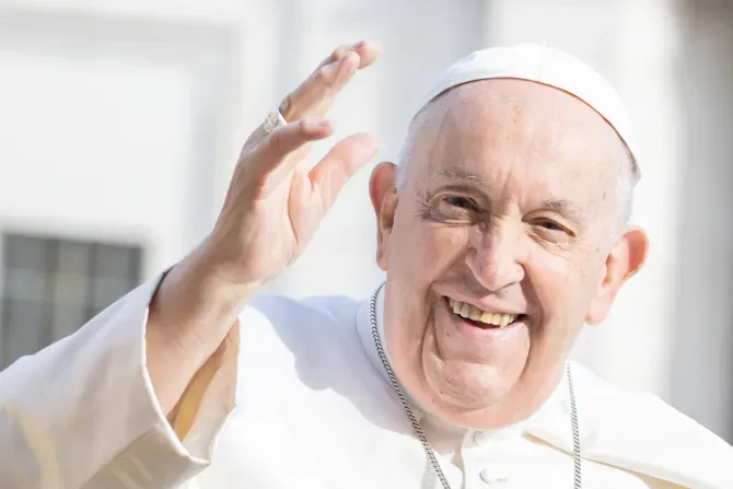 Le pape François salue les pèlerins lors de l'audience générale du mercredi sur la place Saint-Pierre, le 22 mars 2023. | Daniel Ibanez/CNA