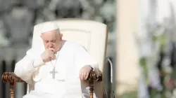 Le pape François prie lors de l'audience du mercredi sur la place Saint-Pierre, le 12 avril 2023. | Daniel Ibáñez/CNA / 