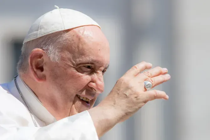 Le pape François, le matin du 7 juin 2023, peu avant de se rendre à l'hôpital pour une opération de l'abdomen, salue les pèlerins lors de l'audience générale sur la place Saint-Pierre. | Daniel Ibanez/CNA