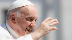 Le pape François, le matin du 7 juin 2023, peu avant de se rendre à l'hôpital pour une opération de l'abdomen, salue les pèlerins lors de l'audience générale sur la place Saint-Pierre. | Daniel Ibanez/CNA / 