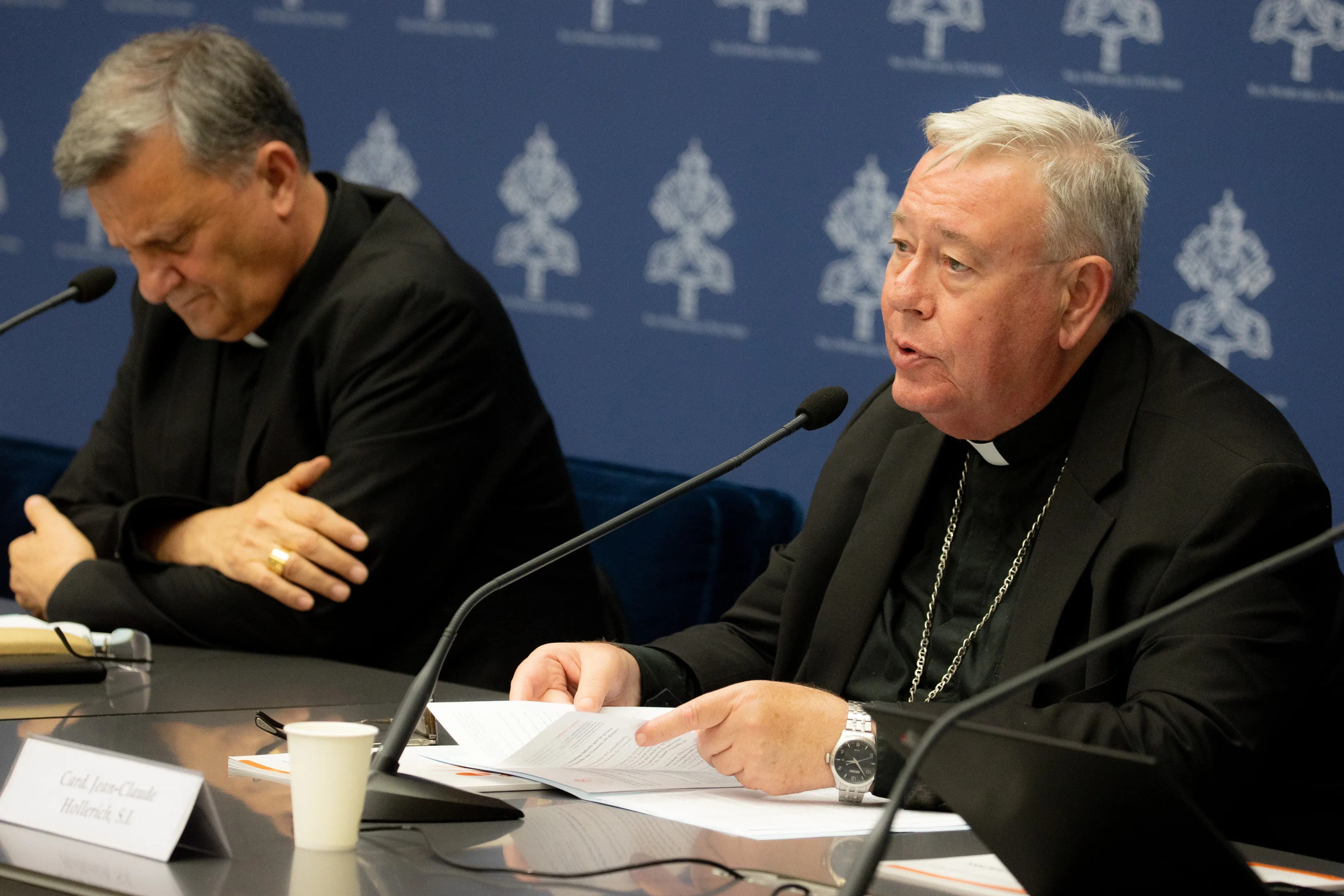 Le cardinal Jean-Claude Hollerich (à droite), rapporteur général du Synode sur la synodalité, s'adresse aux médias le 20 juin 2023, au siège temporaire du Bureau de presse du Saint-Siège dans la Cité du Vatican. À ses côtés, le cardinal Mario Grech, secrétaire général du Synode des évêques.