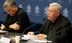 Le cardinal Jean-Claude Hollerich (à droite), rapporteur général du Synode sur la synodalité, s'adresse aux médias le 20 juin 2023, au siège temporaire du Bureau de presse du Saint-Siège dans la Cité du Vatican. À ses côtés, le cardinal Mario Grech, secrétaire général du Synode des évêques. / 